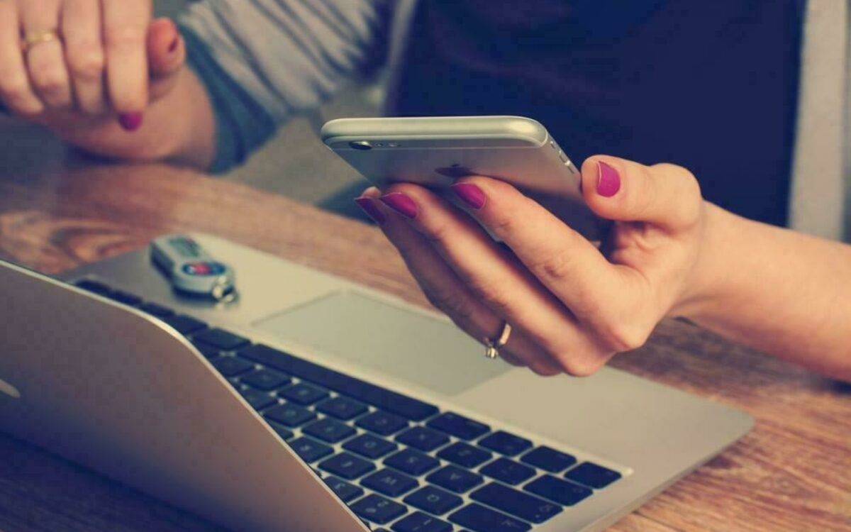 16109806451595428443laptop tastatur handy brro foto firmbee pixabay 16109806451595428443laptop tastatur handy brro foto firmbee pixabay